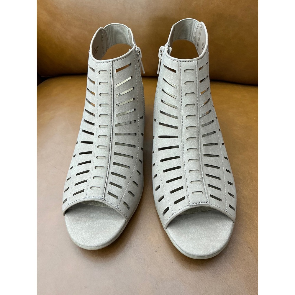 Easy Street Elevate Sandal Womens 10M Sand Perforated Block Heel 31-7796